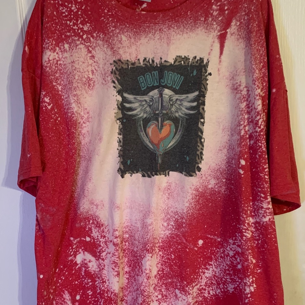 Gildan Red and White Bon Jovi Graphic Tee